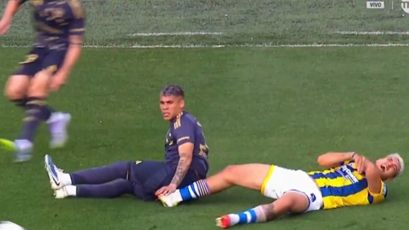 Véliz se toma el hombro derecho con evidentes signos de dolor.