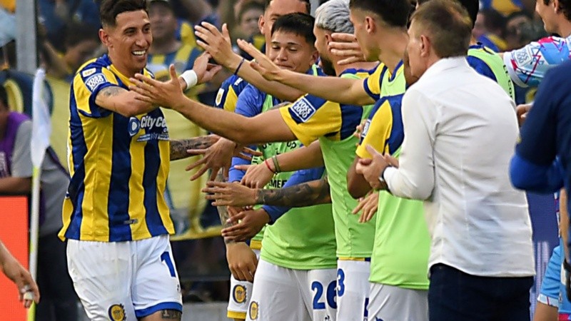 El saludo de todos para Di María luego del golazo olímpico en Arroyito.