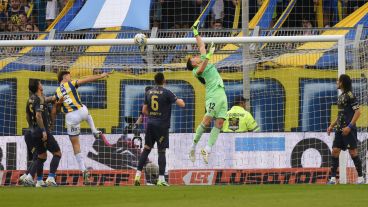 Impactante: la pelota se le mete en el ángulo del arco a Brey tras la gran pegada de Angelito.