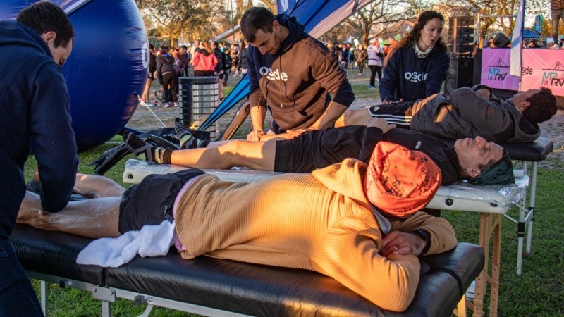“Los masajes realizados por kinesiólogos cumplen un rol fundamental en el rendimiento y recuperación de los corredores