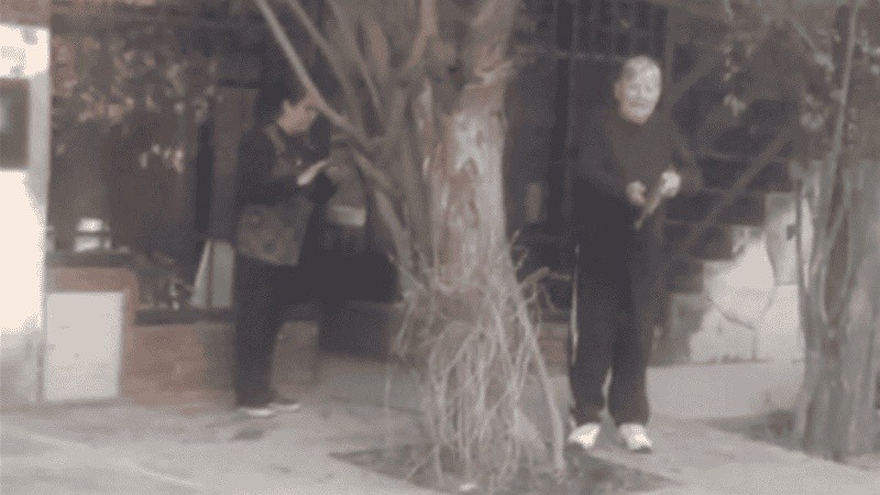 Captura de pantalla del video que filmó Omar cuando lo atacó su vecino.