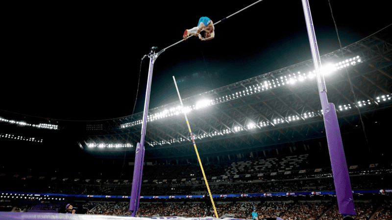 &nbsp;Armand Duplantis quebró su propio récord mundial de salto con garrocha. (EFE)&nbsp;