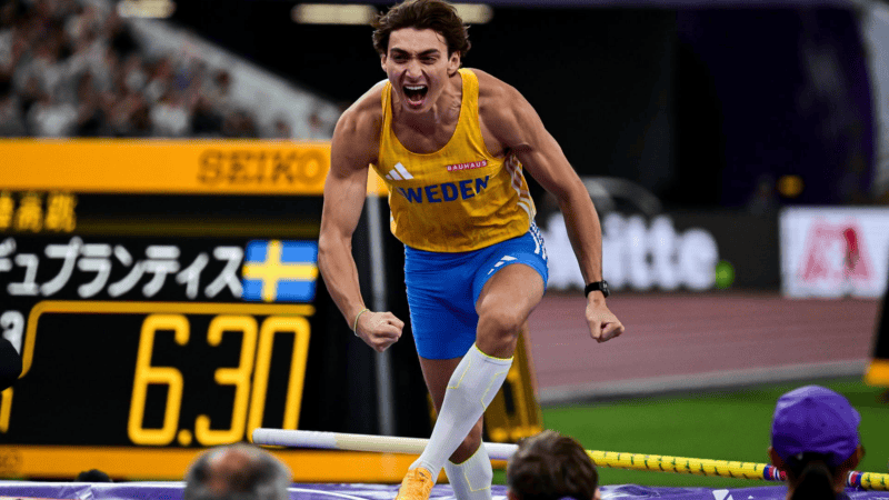 Armand Duplantis quebró su propio récord mundial de salto con garrocha. (EFE)&nbsp;