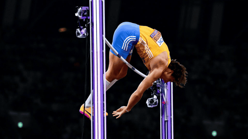 Armand Duplantis quebró su propio récord mundial de salto con garrocha.