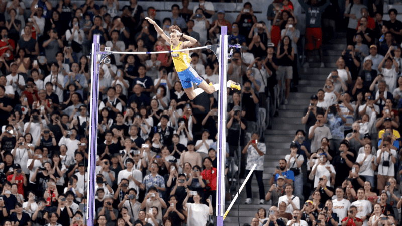 Armand Duplantis quebró su propio récord mundial de salto con garrocha.