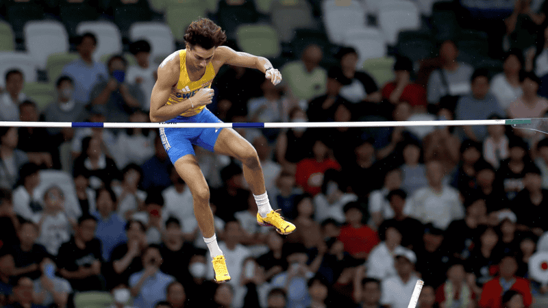 Armand Duplantis quebró su propio récord mundial de salto con garrocha.