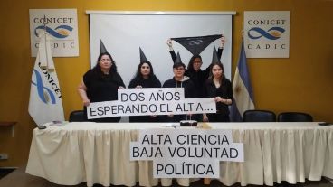 Investigadores del Conicet organizaron “cumpleañitos lúgubres” para visibilizar la paralización de ingresos y la desinversión en ciencia.