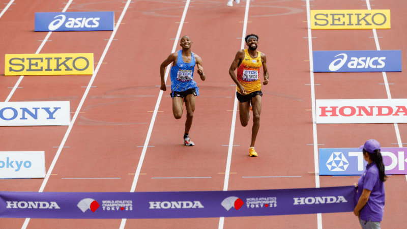 Simbu (izquierda) y Petros se jugaron la victoria en los últimos metros.