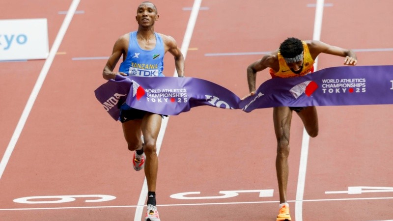 &nbsp;Simbu (izquierda) y Petros se jugaron la victoria en los últimos metros. (EFE)