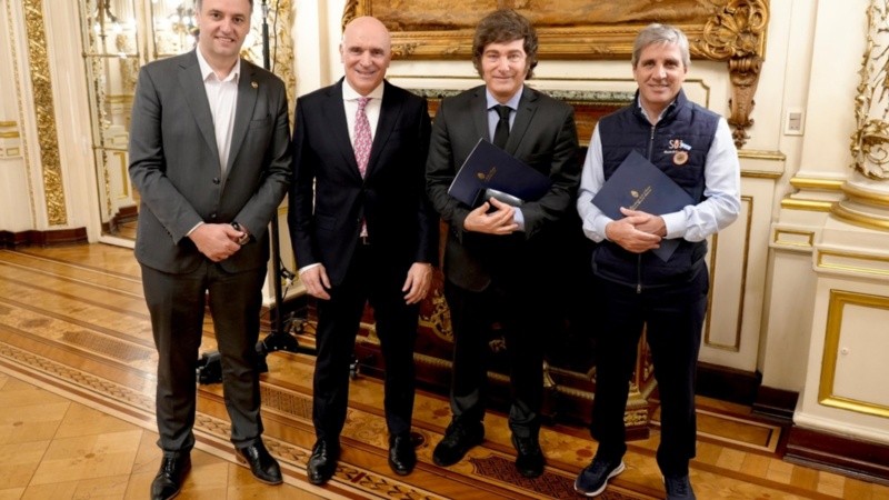 El presidente Javier Milei con Caputo, Espert y Adorni.