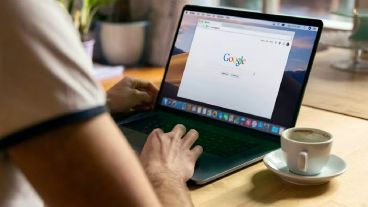 Una corporación de medios denunció a Google por la caída en el número de visitas que generan los resultados generados con IA.