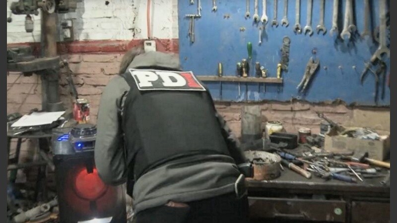 Mecánica oeste fue allanada en busca de elementos de prueba.