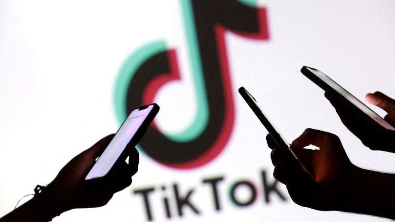 Trump sostiene que TikTok podría ser utilizada por China para difundir propaganda o desinformación que perjudique los intereses de Estados Unidos. 