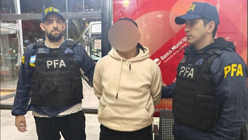 El momento en el que el hombre fue detenido en la terminal.