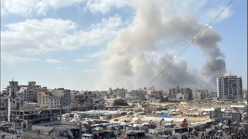 Columnas de humo se elevan de edificios de la ciudad de Gaza durante los ataques del ejército israelí, este martes (EFE)