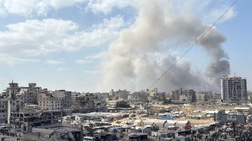 Columnas de humo se elevan de edificios de la ciudad de Gaza durante los ataques del ejército israelí, este martes (EFE)