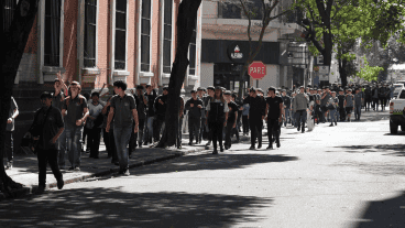 Los alumnos regresando tras la falsa amenaza de bomba.