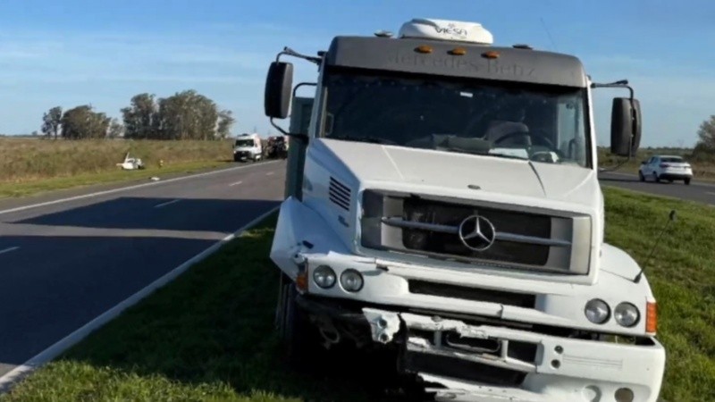 Investigan la causa del choque del Duna con el camión Mercedes Benz.