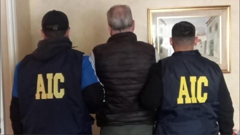 El financista Luis Herrera, al ser detendio en su casa de barrio Alberdi
