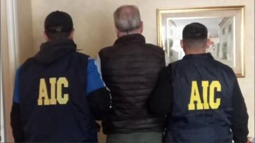 El financista Luis Herrera, al ser detendio en su casa de barrio Alberdi