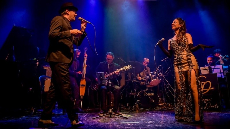 Swingin' Duets está liderado por los vocalistas Andrea Passerini y Hernán Biancardi.