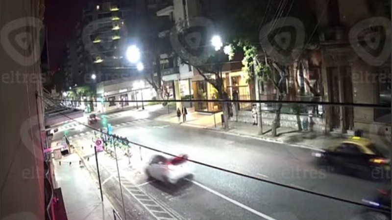 La imagen muestra como el auto avanza hasta impactar contra la estación de bicicletas municipal.