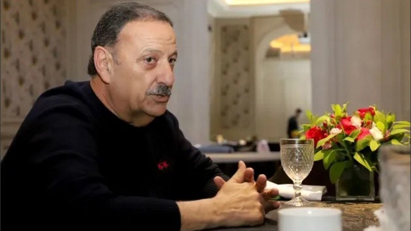 Ricardo Quintela reflotó la cuasimoneda local emitida el año pasado.