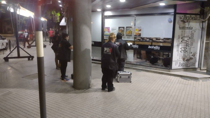 Peritos de la PDI trabajando en Constitución y Mendoza en la madrugada.