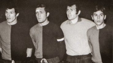 Mario Zanotti, en el extremo derecho de la foto, junto a compañeros de Newell's