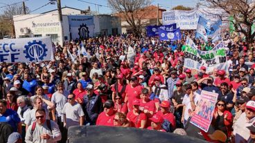 Trabajadores de Vassalli y vecinos de Firmat se movilizaron esta semana para pedir una salida al conflicto.
