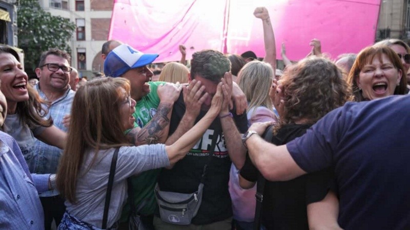 Festejos en la marcha rosarina por el rechazo al veto de Milei.