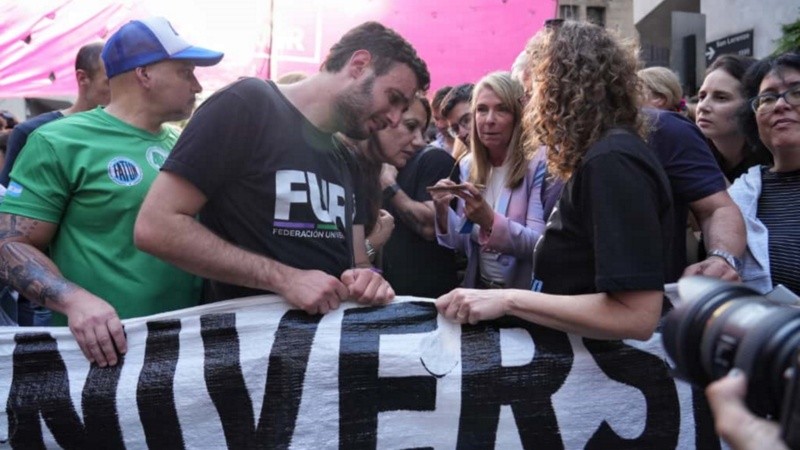 Festejos en la marcha rosarina por el rechazo al veto de Milei.