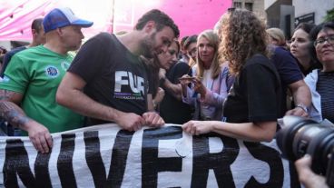 Festejos en la marcha rosarina por el rechazo al veto de Milei.