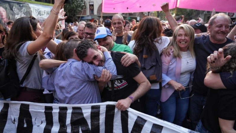 Festejos en la marcha rosarina por el rechazo al veto de Milei.