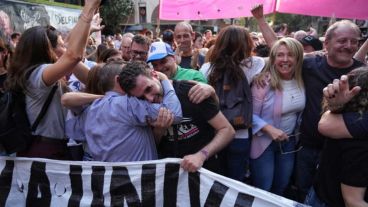 Festejos en la marcha rosarina por el rechazo al veto de Milei.