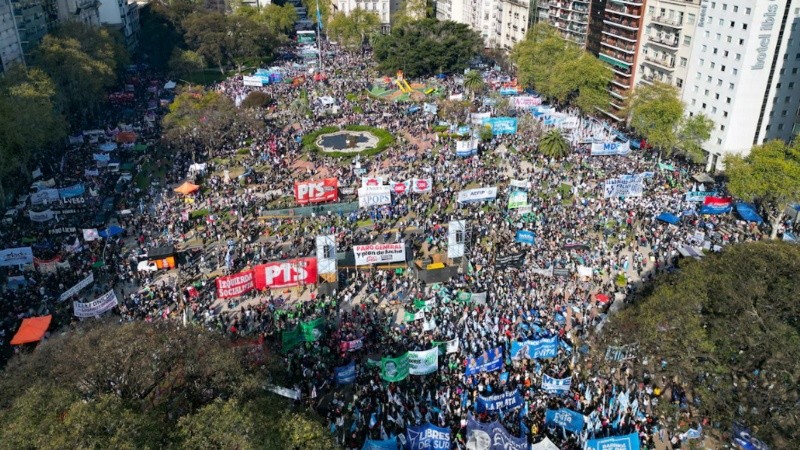 Las columnas universitarias partieron desde la Plaza Houssay y avanzaron por el centro porteño hasta alcanzar el Congreso.