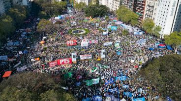 Las columnas universitarias partieron desde la Plaza Houssay y avanzaron por el centro porteño hasta alcanzar el Congreso.