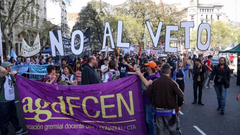 Representantes de la Federación Universitaria de Buenos Aires (FUBA) comenzaron la jornada en la zona de la plaza de Ciencias Médicas.