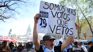 Agrupaciones de jubilados también acompañaron la protesta con banderas y carteles.