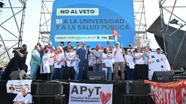 En el escenario montado frente al Parlamento, profesionales del Garrahan leyeron un documento con 15 puntos clave del reclamo.