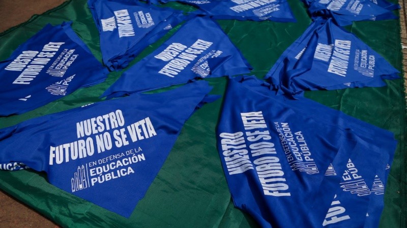 Algunos de los pañuelos que se vendían en la zona.