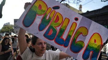 La marcha universitaria por el centro de Rosario.