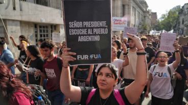 La marcha universitaria por el centro de Rosario.