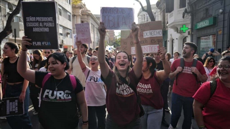 La marcha universitaria por el centro de Rosario.
