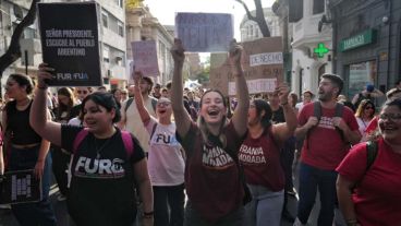 La marcha universitaria por el centro de Rosario.