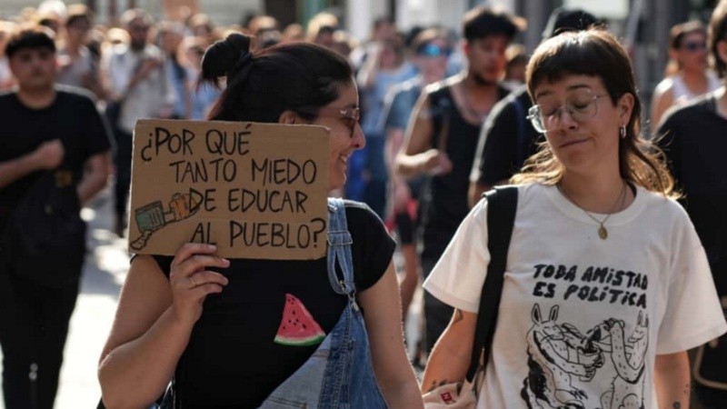 La marcha universitaria por el centro de Rosario.