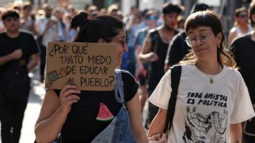 La marcha universitaria por el centro de Rosario.