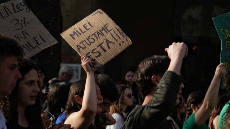 La marcha universitaria por el centro de Rosario.
