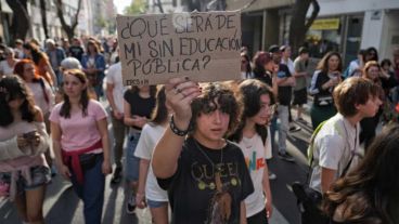La marcha universitaria por el centro de Rosario.
