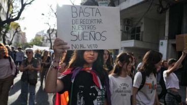 La marcha universitaria por el centro de Rosario.
